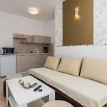 One-Bedroom Apartment In Vir فير