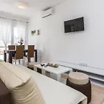 One-Bedroom Apartment In Vir * فير